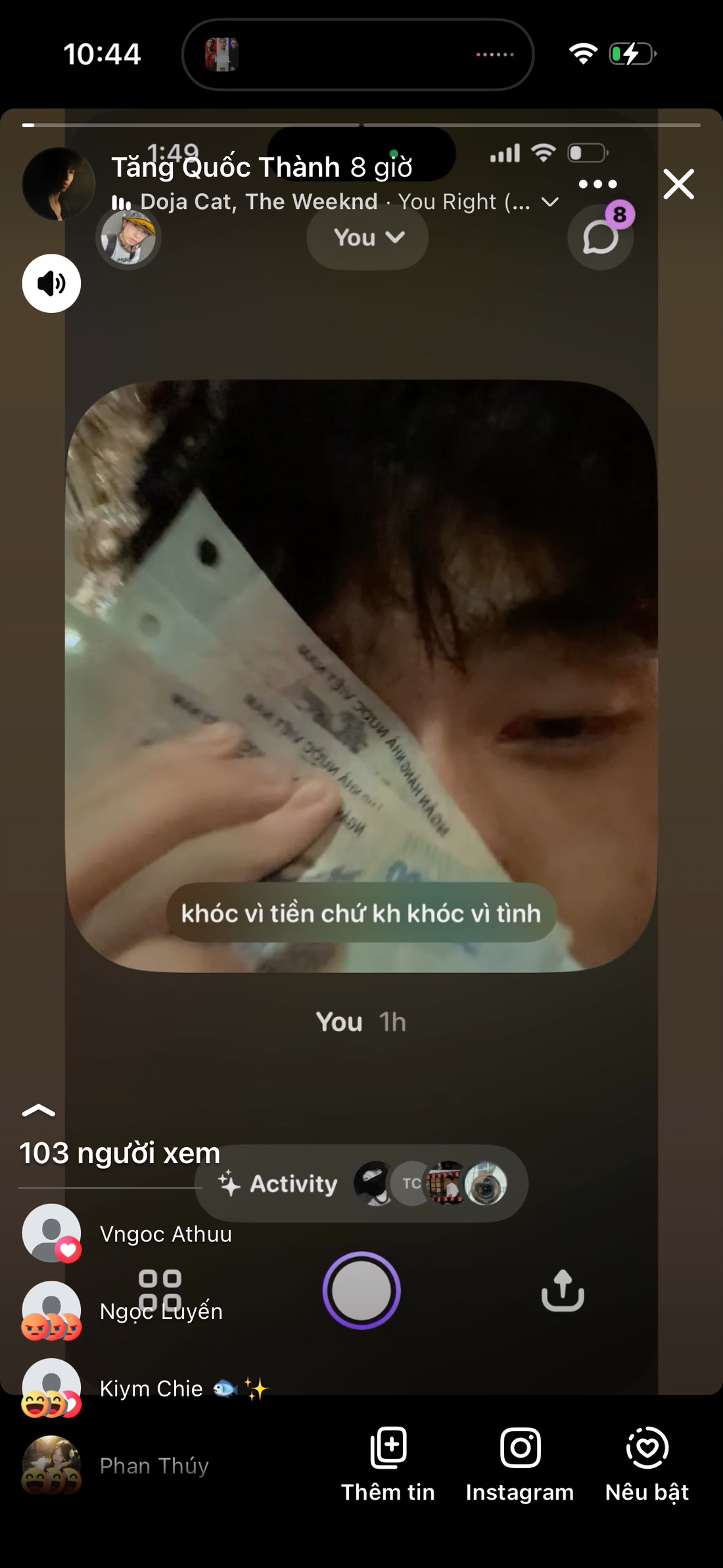 ngồi móc trong góc luôn