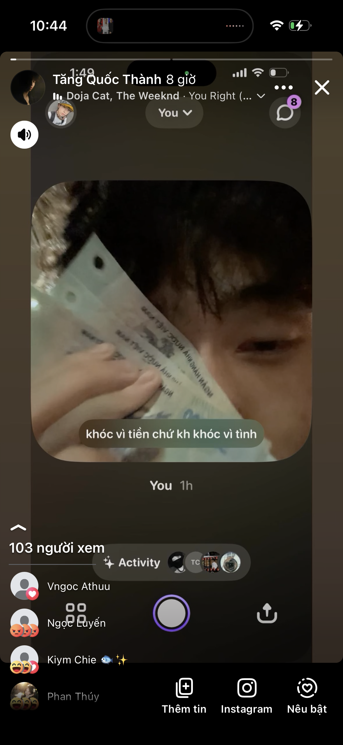 ngồi móc trong góc luôn